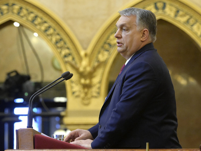 A hatalmat kéri, a felelősséget hárítja Orbán