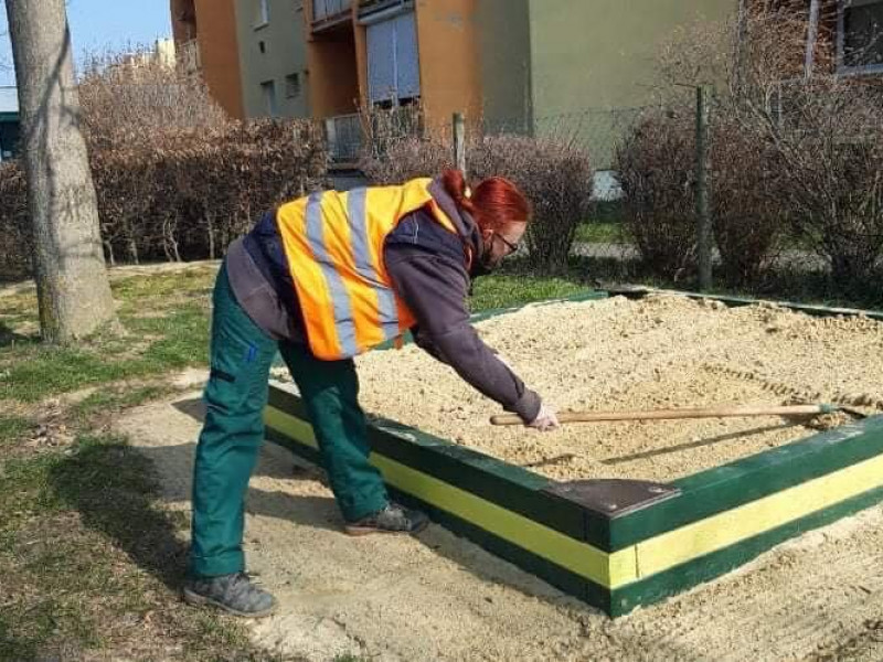 Folyamatosan tisztulnak meg Szombathely játszóterei és zöld területei